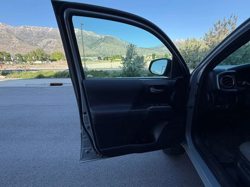 Used 2021 Toyota Tacoma TRD Sport AWD/4WD image 27
