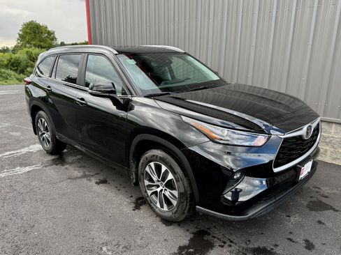 Certified 2026 Toyota Highlander XLE AWD/4WD image 1