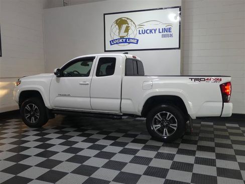 Used 2018 Toyota Tacoma TRD Sport AWD/4WD image 7