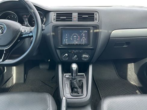 Used 2017 Volkswagen Jetta SE FWD image 11