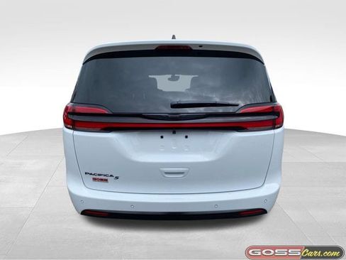 New 2026 Chrysler Pacifica Select image 4