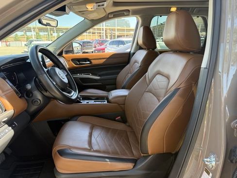 Used 2024 Nissan Pathfinder Platinum w/ Lighting Package (N93) FWD image 29
