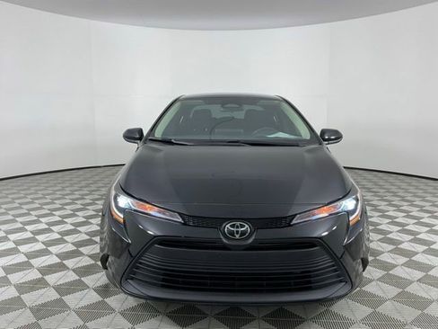 Used 2025 Toyota Corolla LE image 2