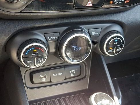 Used 2025 Hyundai Venue SEL FWD image 18