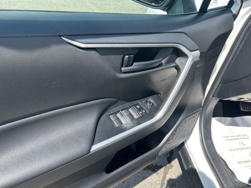 Used 2021 Toyota RAV4 LE AWD/4WD image 15