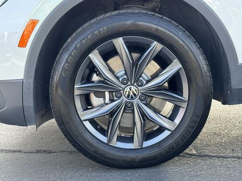 Used 2023 Volkswagen Tiguan SE w/ Panoramic Sunroof Package image 12
