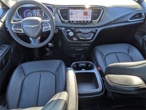 Certified 2026 Chrysler Pacifica Select image 21
