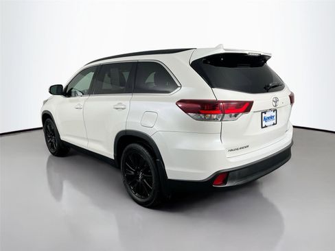 Used 2019 Toyota Highlander SE image 4