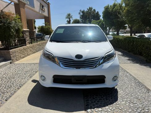 Used 2016 Toyota Sienna SE w/ SE Preferred Package FWD image 2