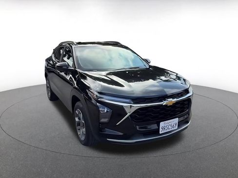 Used 2025 Chevrolet Trax LT FWD image 2