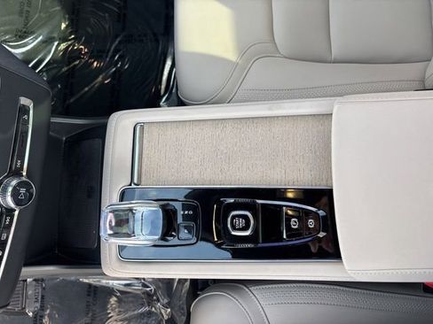 Used 2025 Volvo XC90 B6 Plus image 23