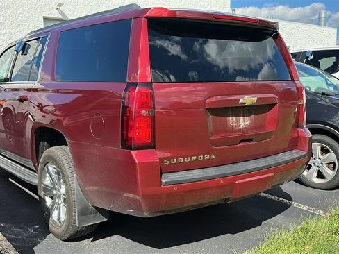 Used 2016 Chevrolet Suburban LT w/ Luxury Package AWD/4WD image 4