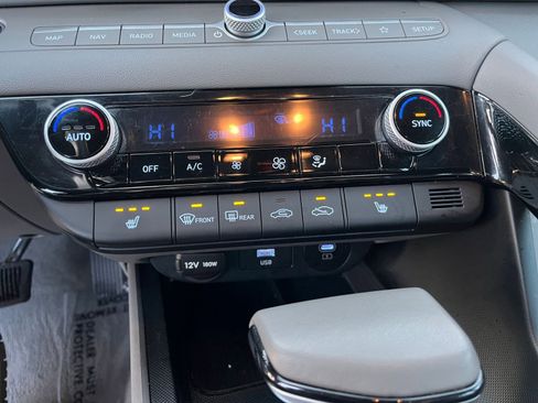 Used 2025 Hyundai Elantra SEL image 24
