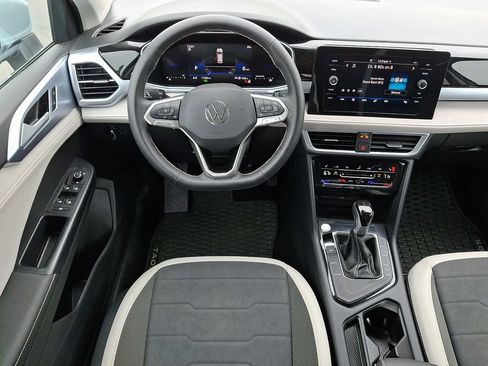 Used 2025 Volkswagen Taos SE image 11