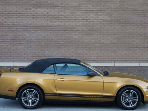 Used 2010 Ford Mustang Convertible RWD image 5