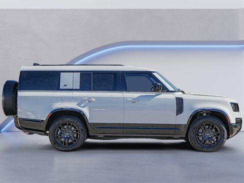 Used 2024 Land Rover Defender 130 X-Dynamic SE image 4