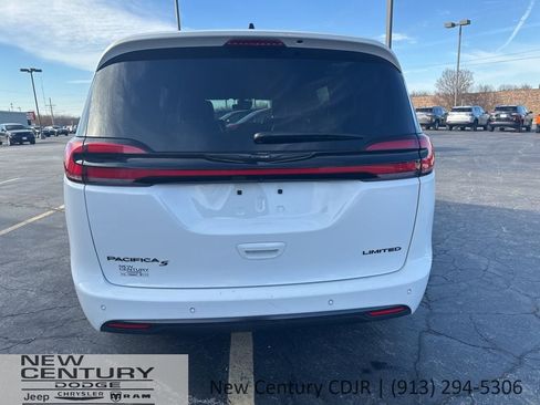 Used 2025 Chrysler Pacifica Limited FWD image 4