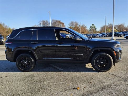 Used 2025 Jeep Grand Cherokee Laredo image 14