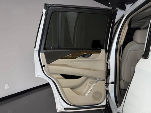 Used 2019 Cadillac Escalade Luxury AWD/4WD image 19