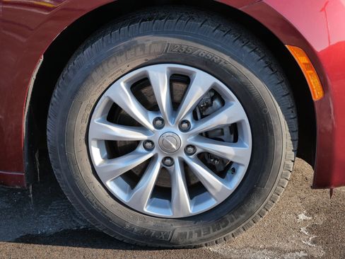 Used 2017 Chrysler Pacifica Touring-L image 15