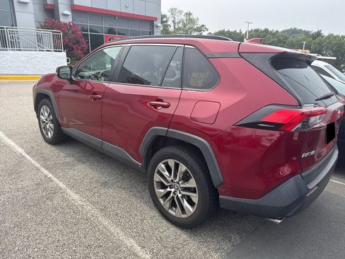 Used 2021 Toyota RAV4 XLE Premium AWD/4WD image 3