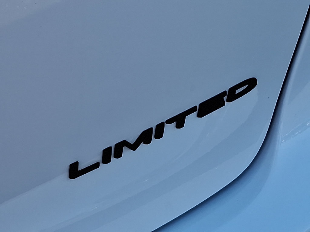 Used 2025 Chrysler Pacifica Limited FWD image 36