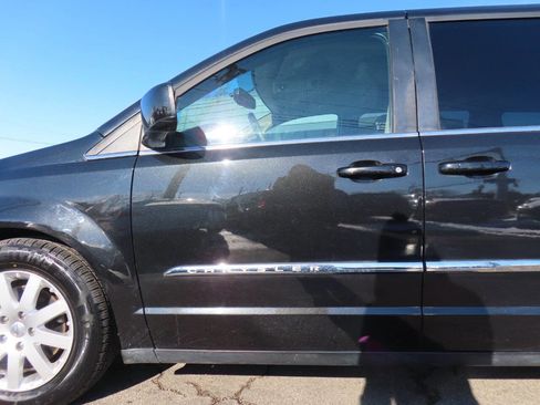 Used 2014 Chrysler Town & Country Touring image 27