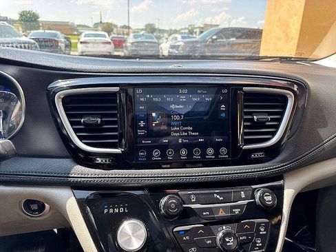 Used 2020 Chrysler Pacifica Limited FWD image 13