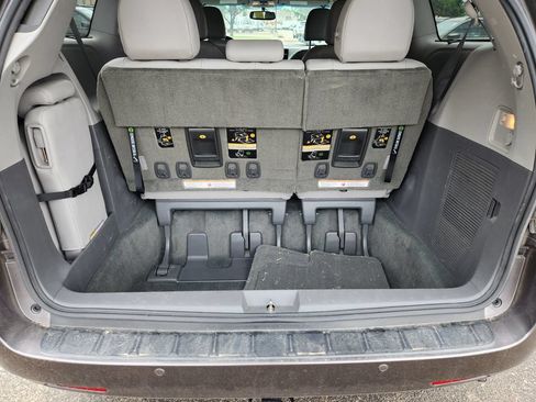 Used 2015 Toyota Sienna XLE w/ XLE Navigation Package FWD image 29