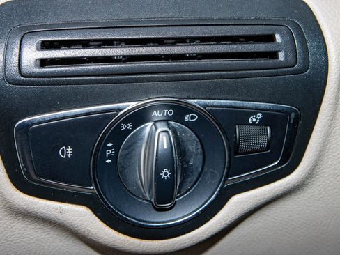 Used 2021 Mercedes-Benz GLC 300 w/ Premium Package image 28