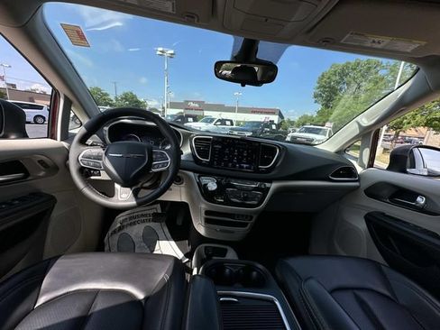 Used 2023 Chrysler Pacifica Touring-L FWD image 12