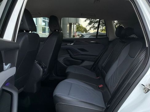 Used 2026 Volkswagen Tiguan SE FWD image 12