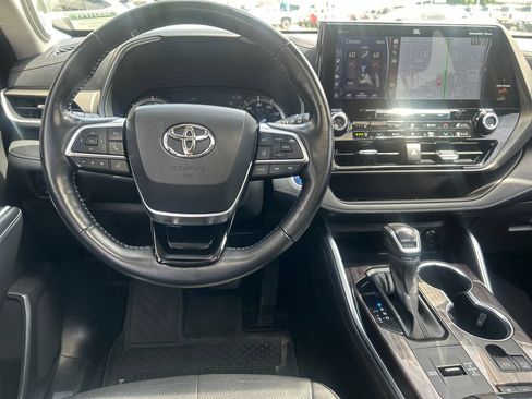 Certified 2021 Toyota Highlander Limited AWD/4WD image 15