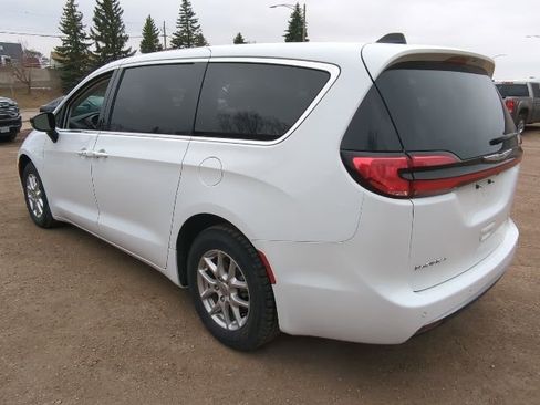 Used 2024 Chrysler Pacifica Touring-L image 10