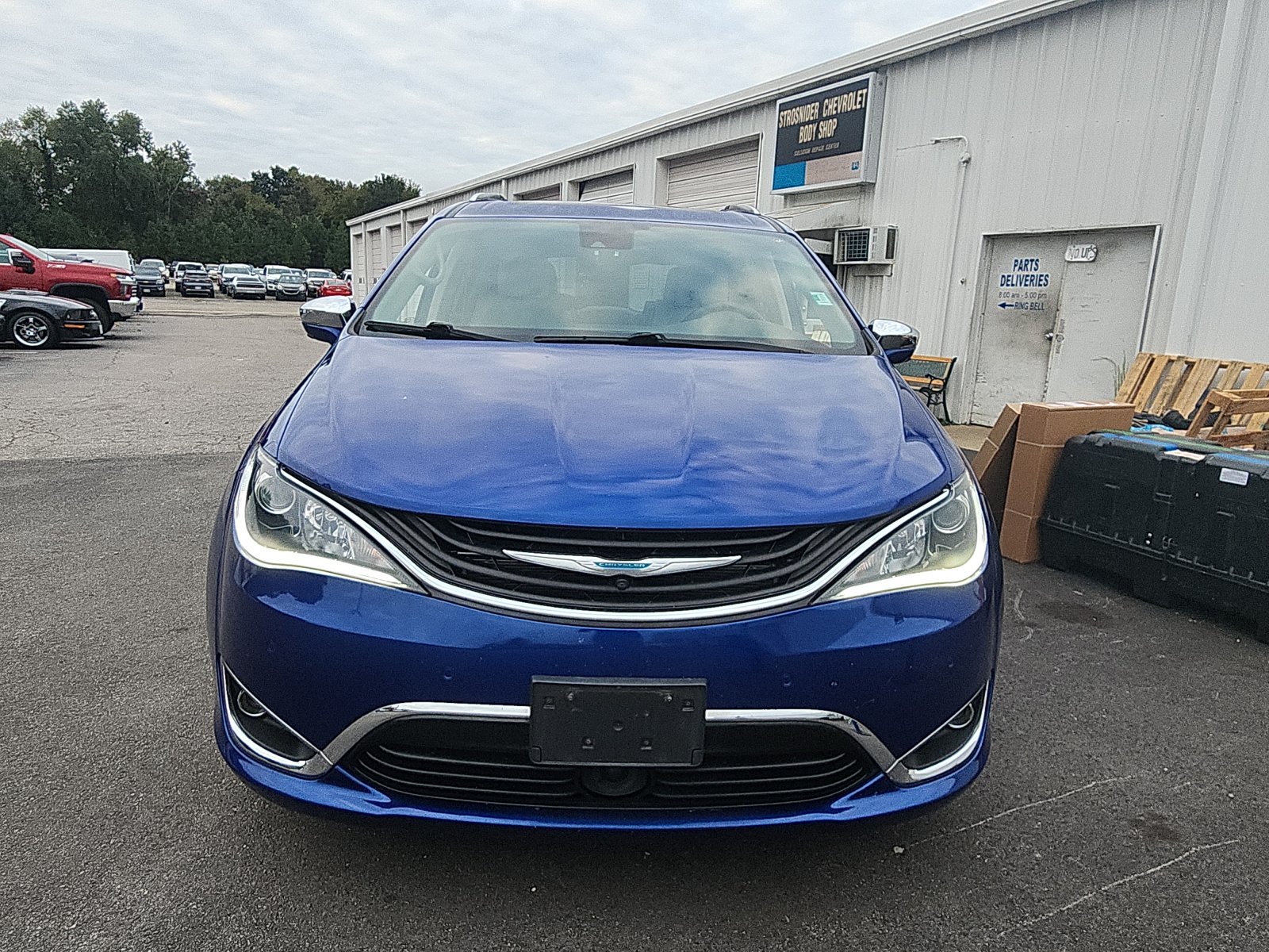 Used 2019 Chrysler Pacifica Limited w/ Advanced Safetytec Group FWD image 8