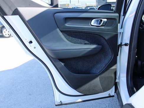 Used 2025 Volvo XC40 B5 Plus image 32