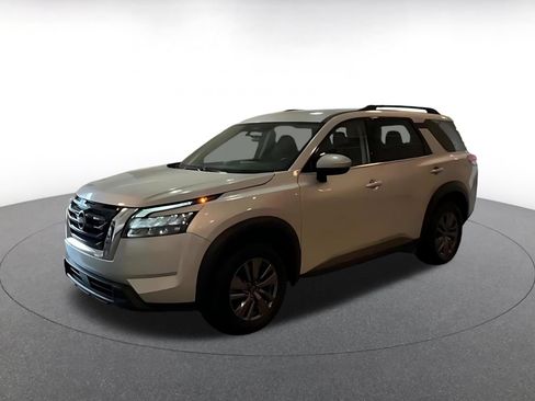Used 2025 Nissan Pathfinder SV FWD image 8