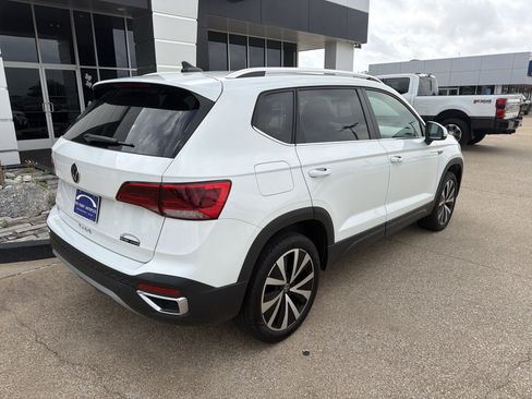 Used 2024 Volkswagen Taos SE image 3