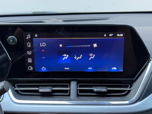 Used 2025 Chevrolet Trax LT w/ LT Convenience Package FWD image 22