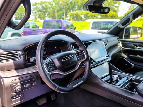 Used 2024 Jeep Wagoneer L Series II RWD image 11