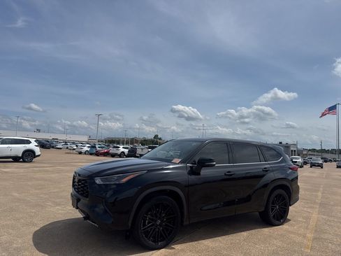 Used 2022 Toyota Highlander L FWD image 7