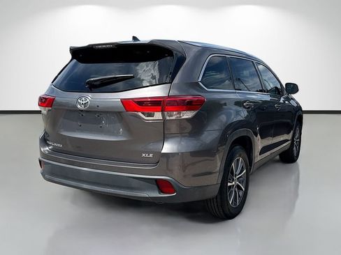 Used 2019 Toyota Highlander XLE FWD image 3