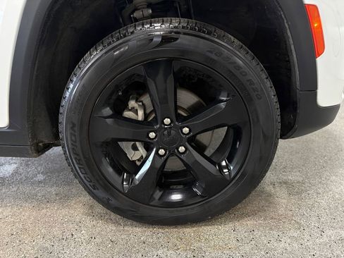 Used 2023 Jeep Grand Cherokee Altitude AWD/4WD image 23