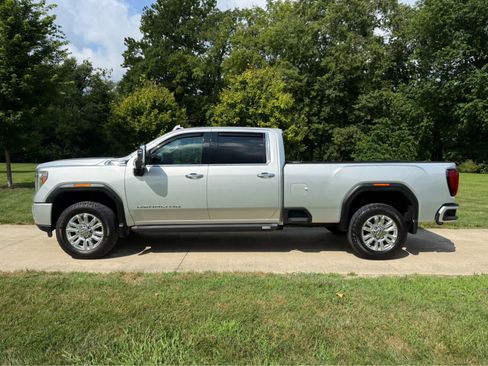 Used 2022 GMC Sierra 3500 Denali w/ Technology Package AWD/4WD image 2