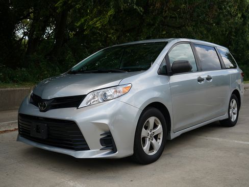 Used 2020 Toyota Sienna L image 5