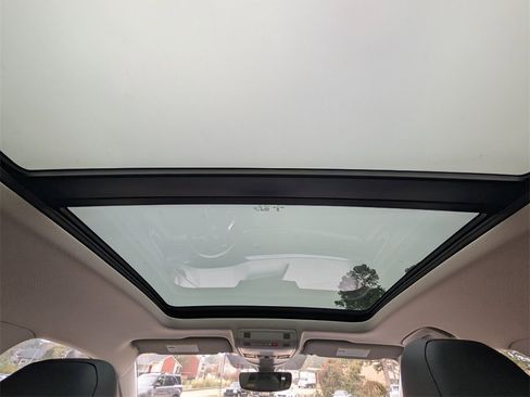 Used 2023 Volkswagen Taos SE w/ Panoramic Sunroof Package image 16