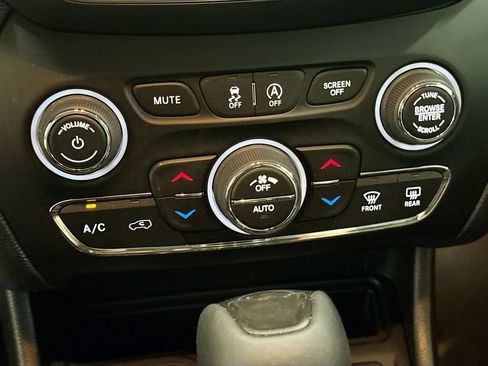 Used 2022 Jeep Cherokee Trailhawk AWD/4WD image 18