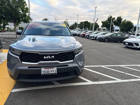 Used 2023 Kia Sorento LX FWD image 2
