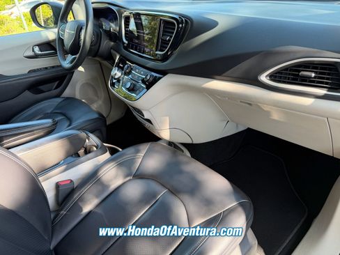 Used 2023 Chrysler Pacifica Touring-L FWD image 12