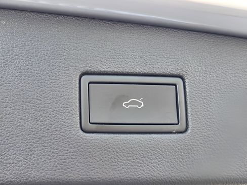 Used 2022 Volkswagen Tiguan SE image 28